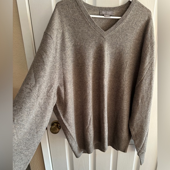 Daniel Cremieux 100% cashmere sweater
Men’s XXL
Gray
Beautiful and Soft! - Picture 4 of 5